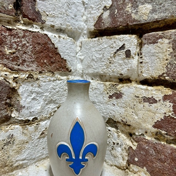 Vintage Le Cruchon Du Quebec Beuce Canada 
Fleur De Lis Vase in Blue and Gray. - Picture 1 of 7